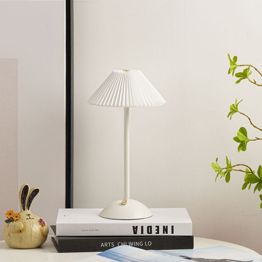 Lampe de bureau en métal avec abat-jour en tissu plissé scandinave, alimentée par USB