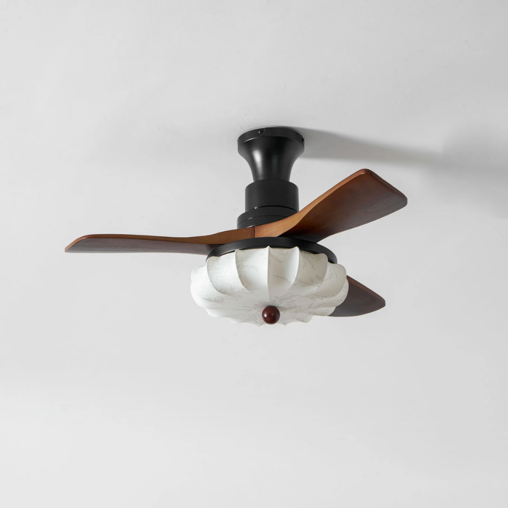 Deckenventilator mit Licht und handgefertigtem Lotus-Schirm aus Stoff – ruhiger moderner Stil