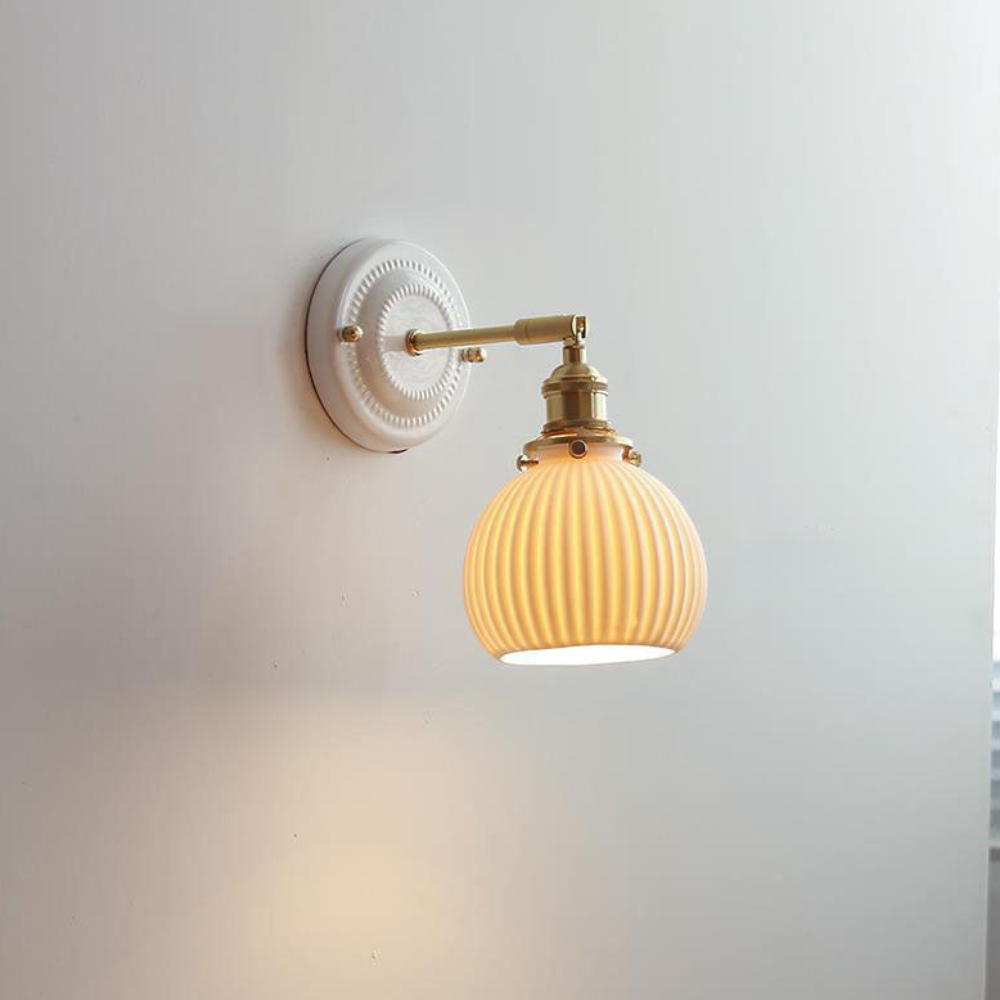 Moderne handgefertigte Keramik-Wandlampe – Japanischer Messing-Wandstrahler