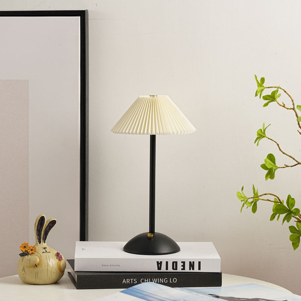 Lampe de bureau en métal avec abat-jour en tissu plissé scandinave, alimentée par USB