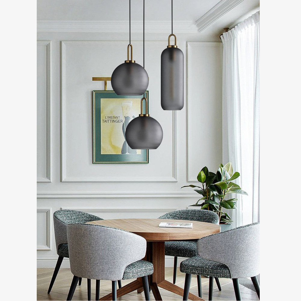 Globus- und Kapselglas-Hängeleuchte mit Messingbogen – Moderner Stil