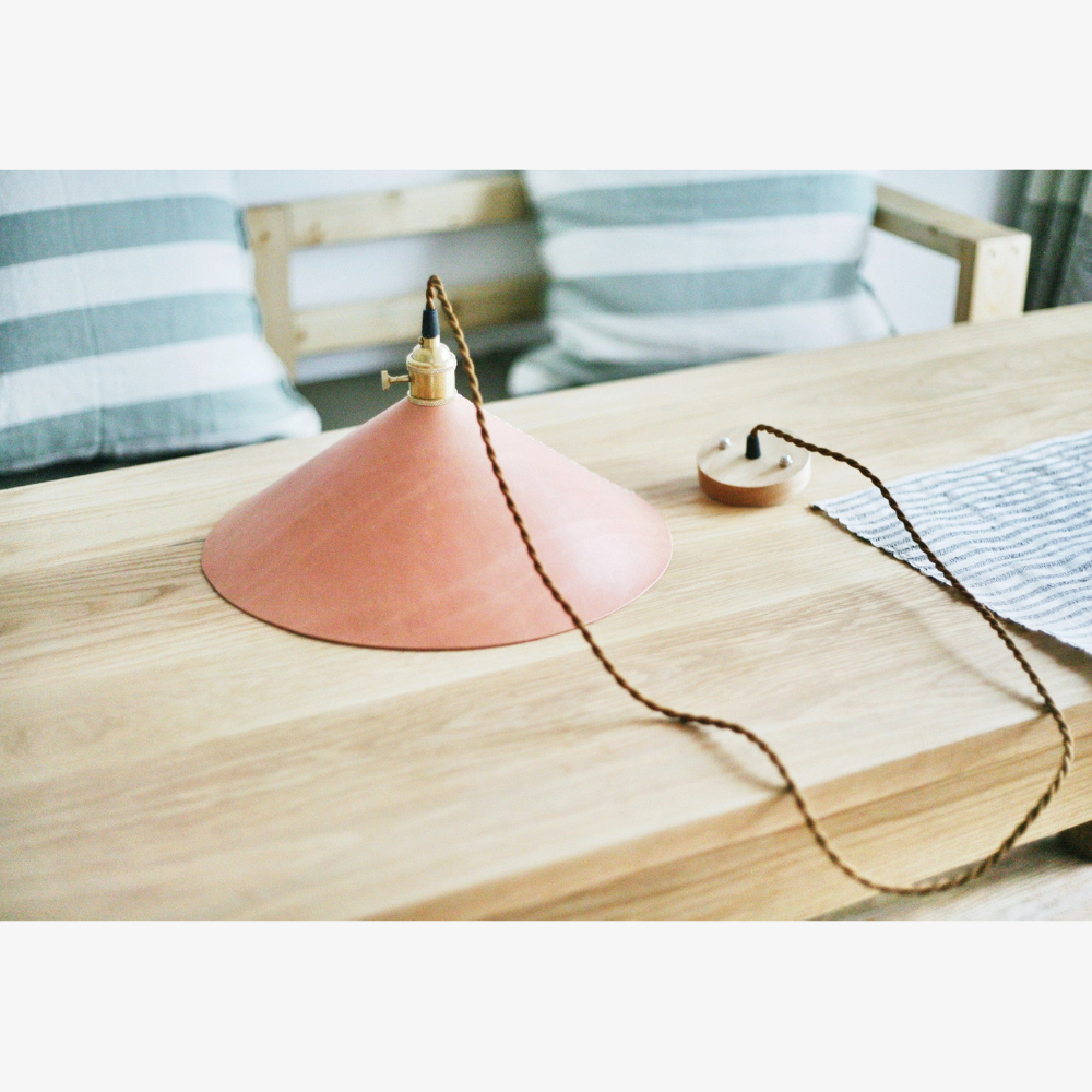 Moderne Pendelleuchte aus Kalbsleder mit konischem Schirm – handgenähte, kunsthandwerkliche Hängeleuchte