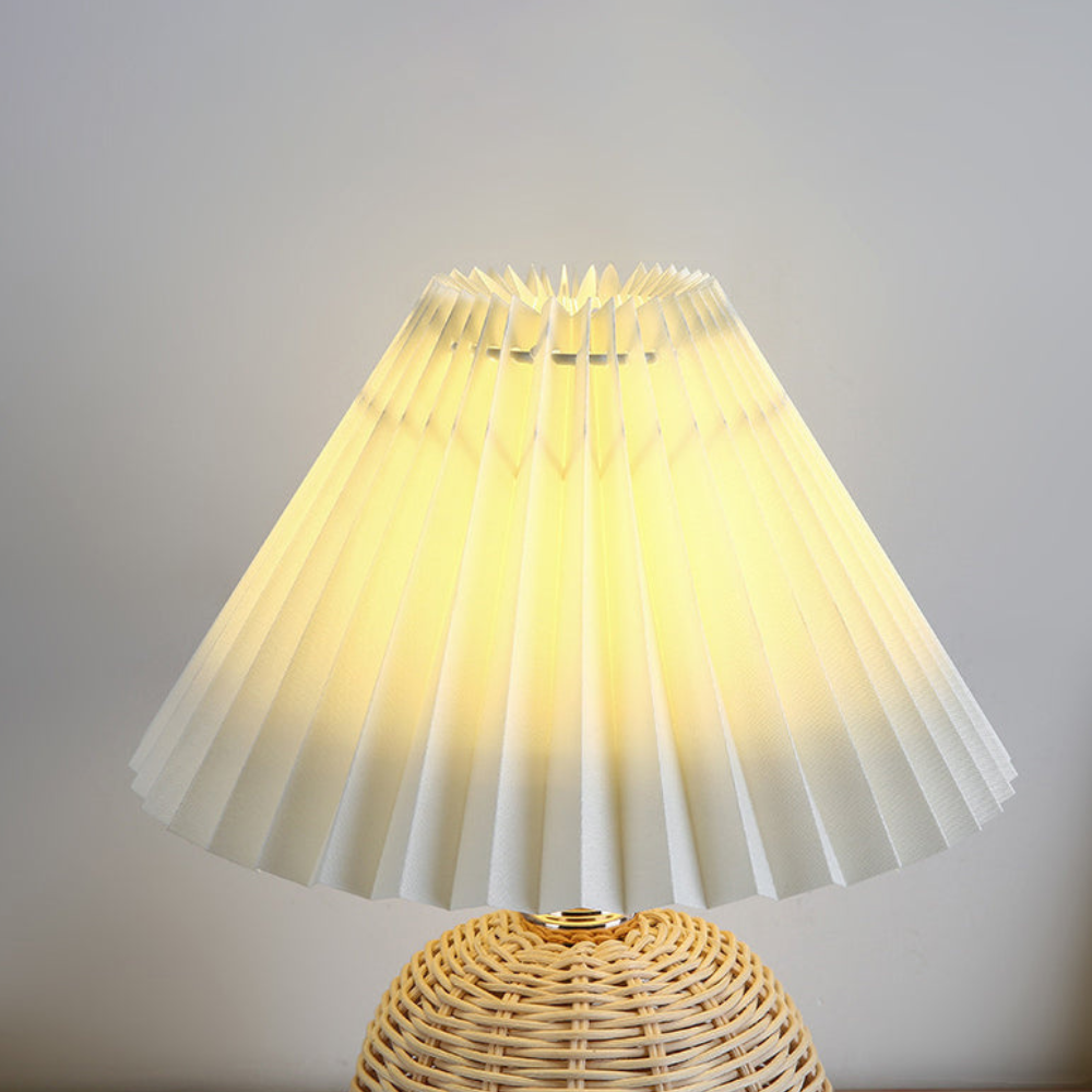 Moderne Tischlampe mit plissiertem Schirm – Nachttischlampe aus natürlichem Rattangeflecht