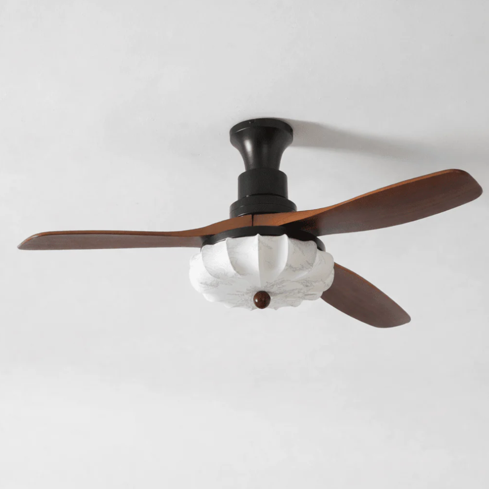 Deckenventilator mit Licht und handgefertigtem Lotus-Schirm aus Stoff – ruhiger moderner Stil