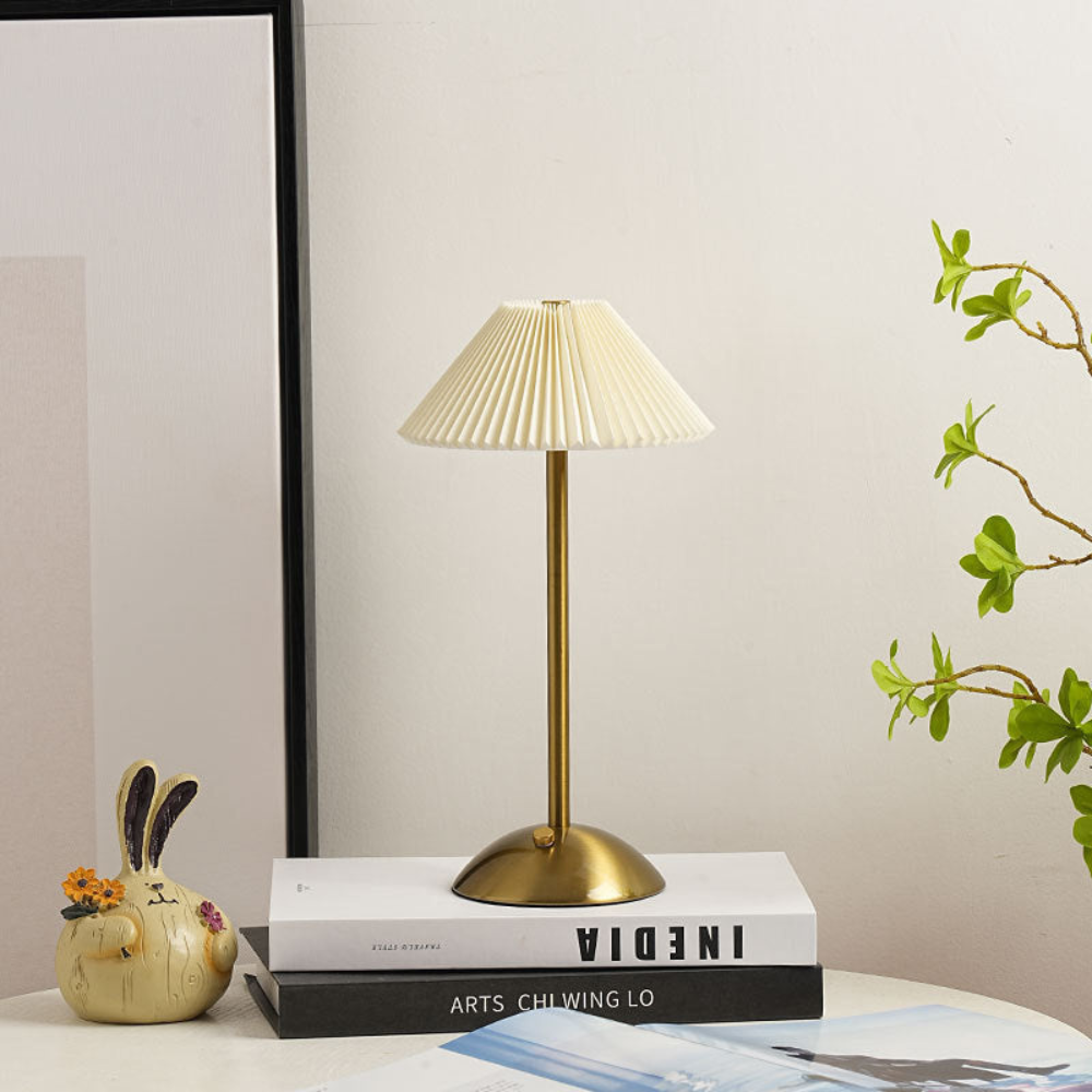 Lampe de bureau en métal avec abat-jour en tissu plissé scandinave, alimentée par USB