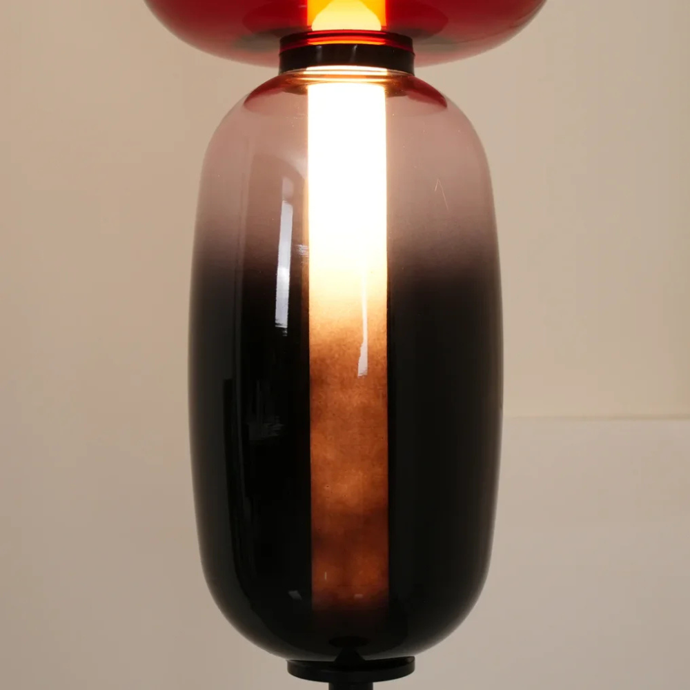 Moderne LED-Stehlampe mit gestapelten mundgeblasenen Glassteinchen und schlankem Metallstab