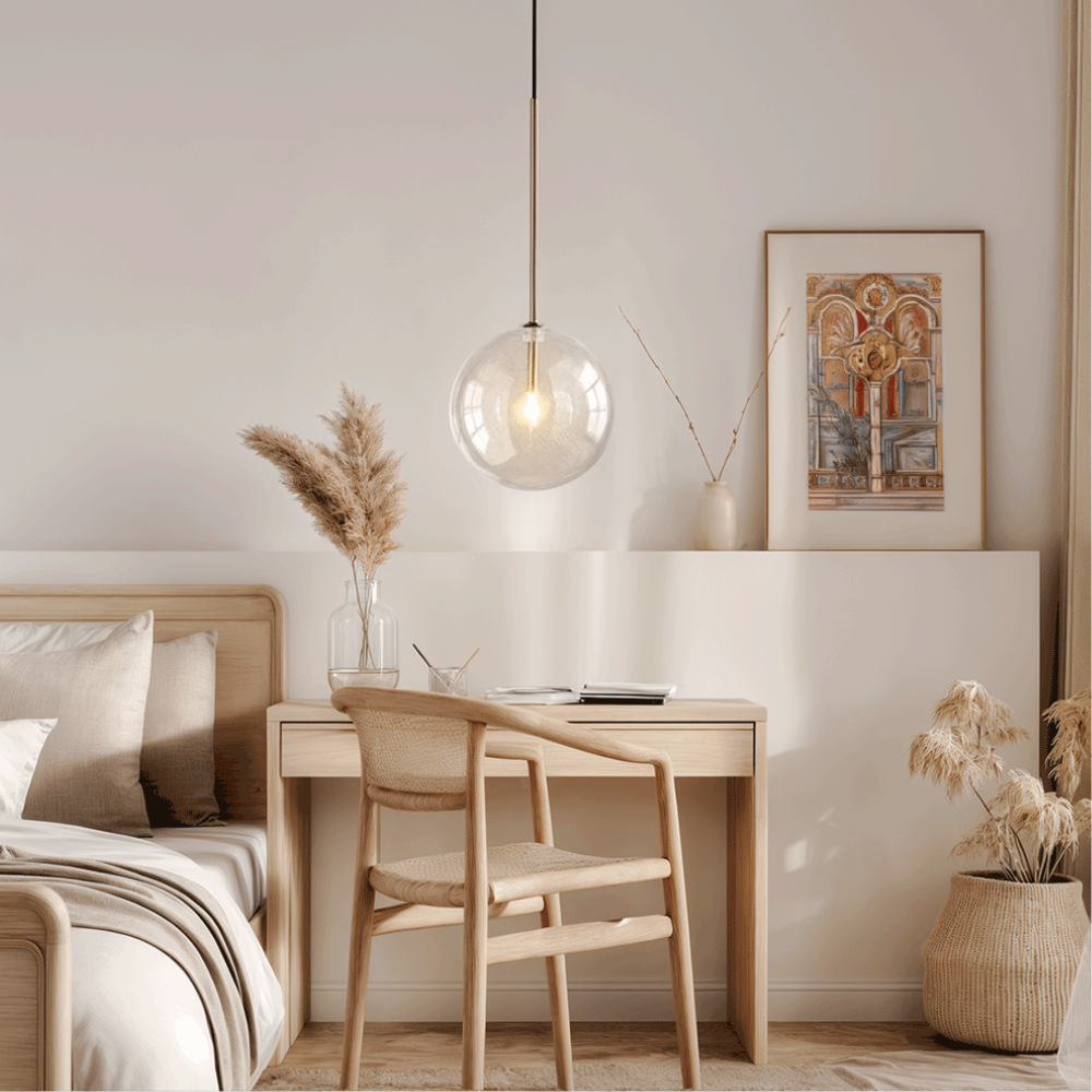 Klarer Glas-Kugelpendelleuchte mit Goldstab – Modern Skandinavisch