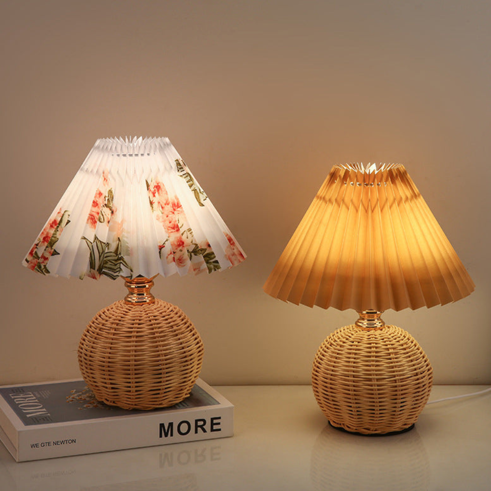 Moderne Tischlampe mit plissiertem Schirm – Nachttischlampe aus natürlichem Rattangeflecht
