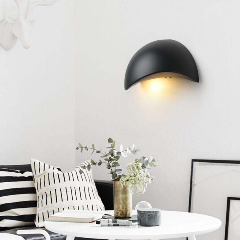 Minimalistische Innen- und Außen-Wandlampe in Halbmondform – Moderne halbkreisförmige Beleuchtung mit zwei Lichtquellen
