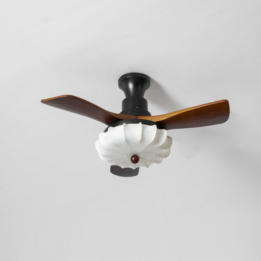 Deckenventilator mit Licht und handgefertigtem Lotus-Schirm aus Stoff – ruhiger moderner Stil