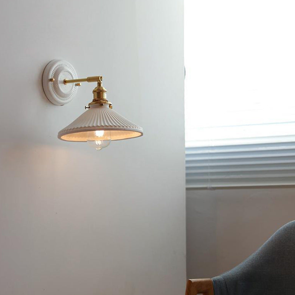 Moderne handgefertigte Keramik-Wandlampe – Japanischer Messing-Wandstrahler