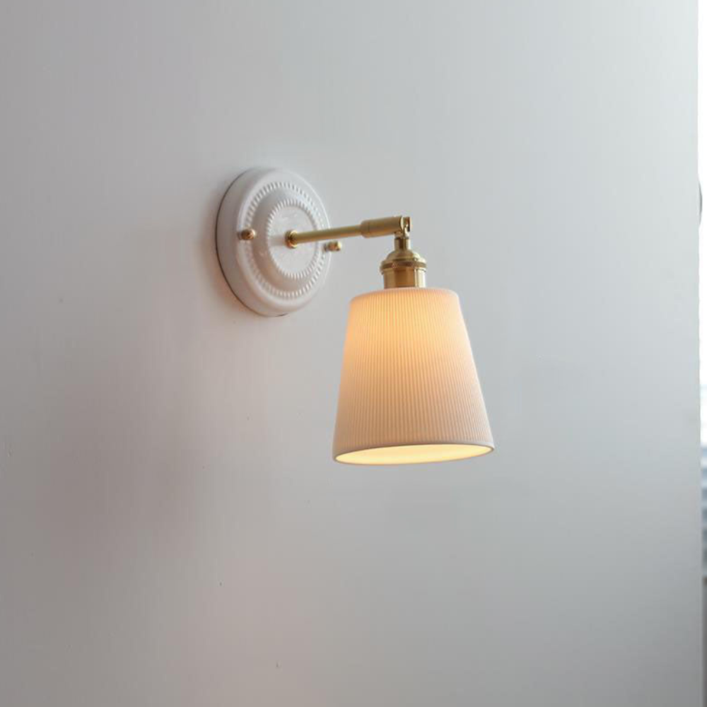 Moderne handgefertigte Keramik-Wandlampe – Japanischer Messing-Wandstrahler