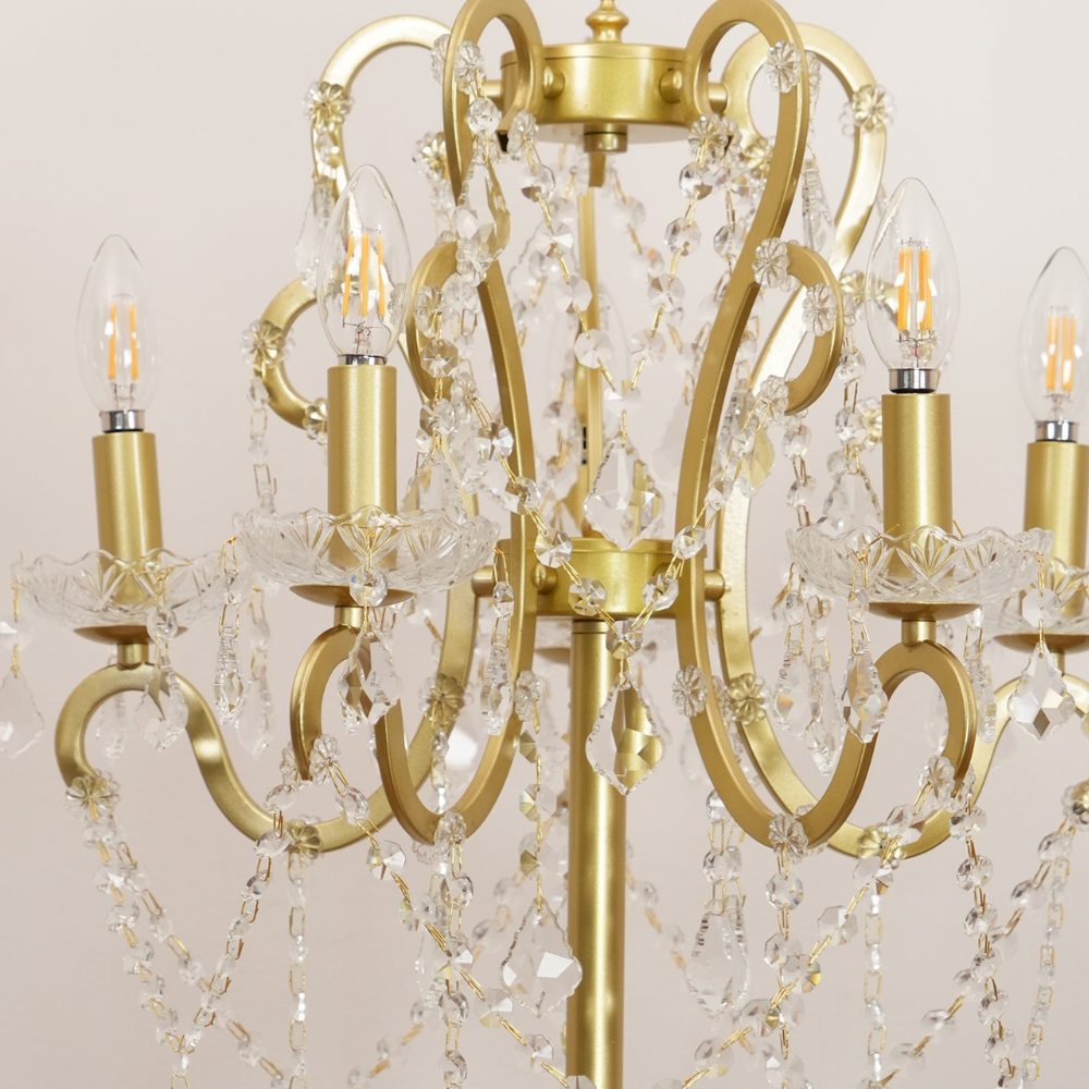 Dimmbare Stehlampe mit kunstvollem Eisenornament und facettierten Kristallsträngen