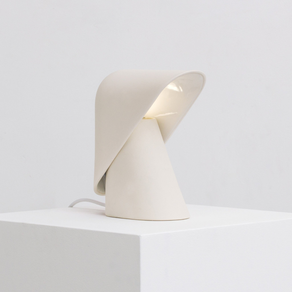 Metallschild-Tischlampe mit mattem Harzfuß – Nordische Schreibtischbeleuchtung