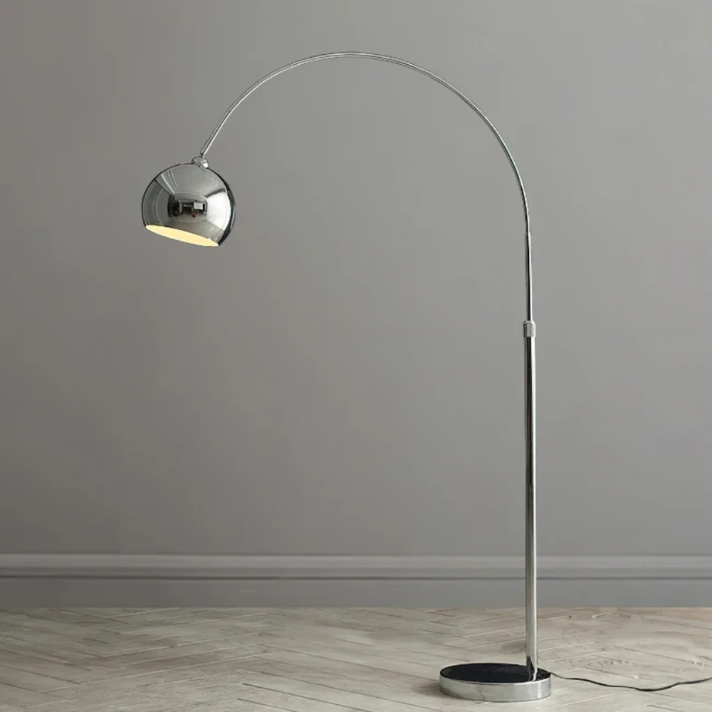 Bogen-Stehlampe mit kugelförmigem Metallschirm und Edelstahlgestell