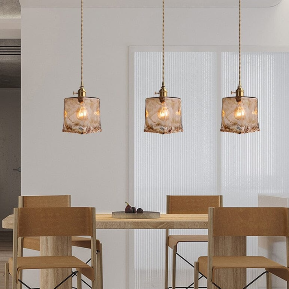 Pendelleuchte aus gehämmertem Glas mit welliger Struktur – Vintage-Messing-Stil