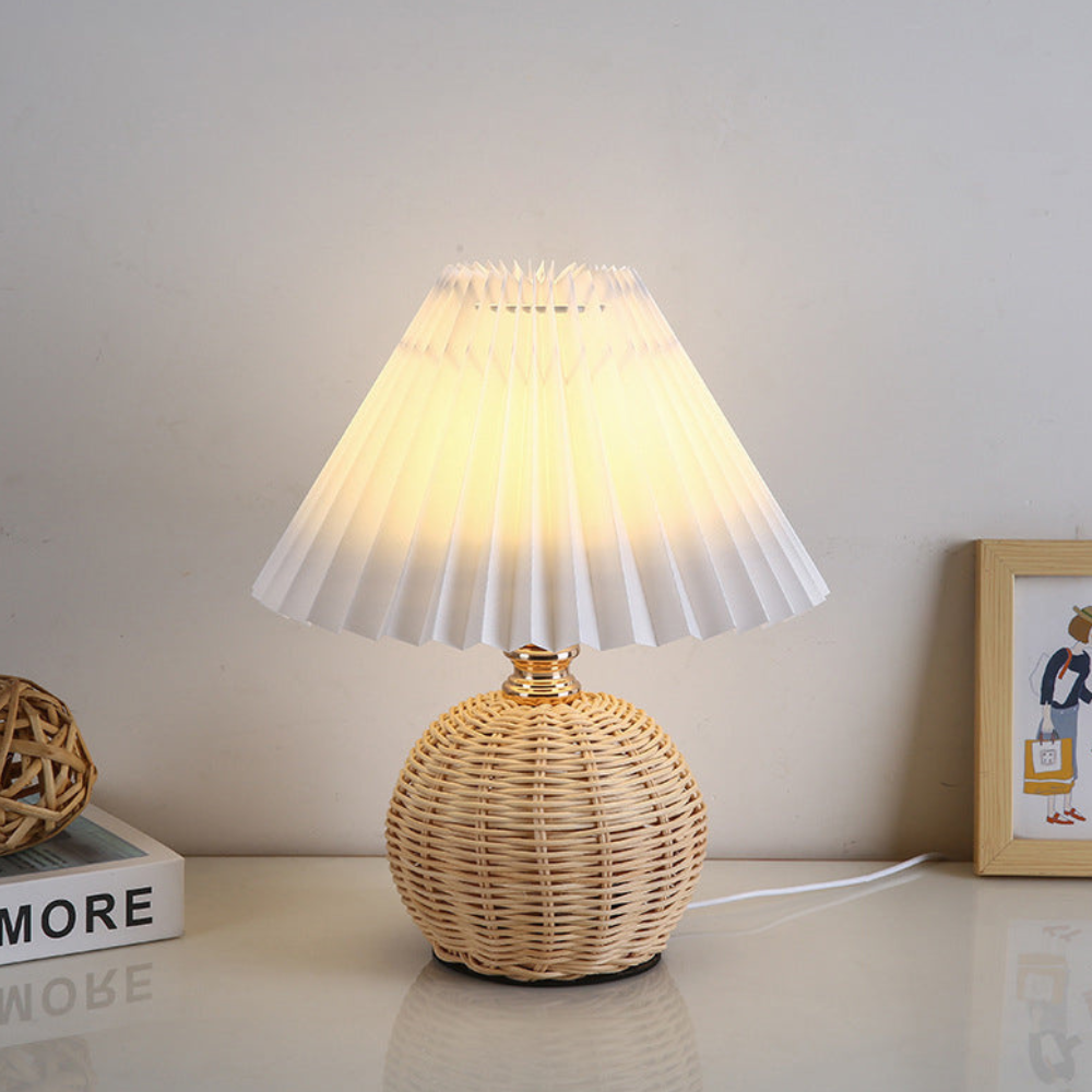 Moderne Tischlampe mit plissiertem Schirm – Nachttischlampe aus natürlichem Rattangeflecht