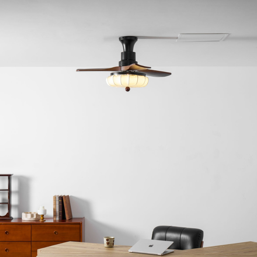 Deckenventilator mit Licht und handgefertigtem Lotus-Schirm aus Stoff – ruhiger moderner Stil
