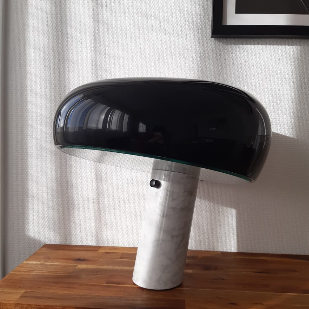 Architektonische Marmor-Basis-Akzentlampe – Minimalistische glänzende Steinsäulenleuchte