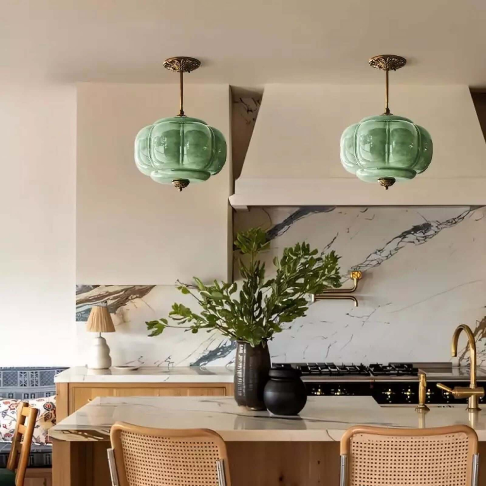 Gerippte Kürbis-Hängelampe mit kunstvollem Metallbesatz – Mid-Century-Design