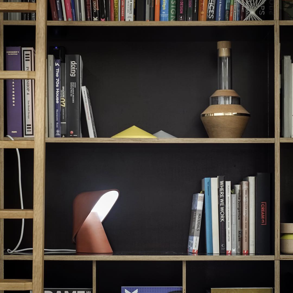 Metallschild-Tischlampe mit mattem Harzfuß – Nordische Schreibtischbeleuchtung