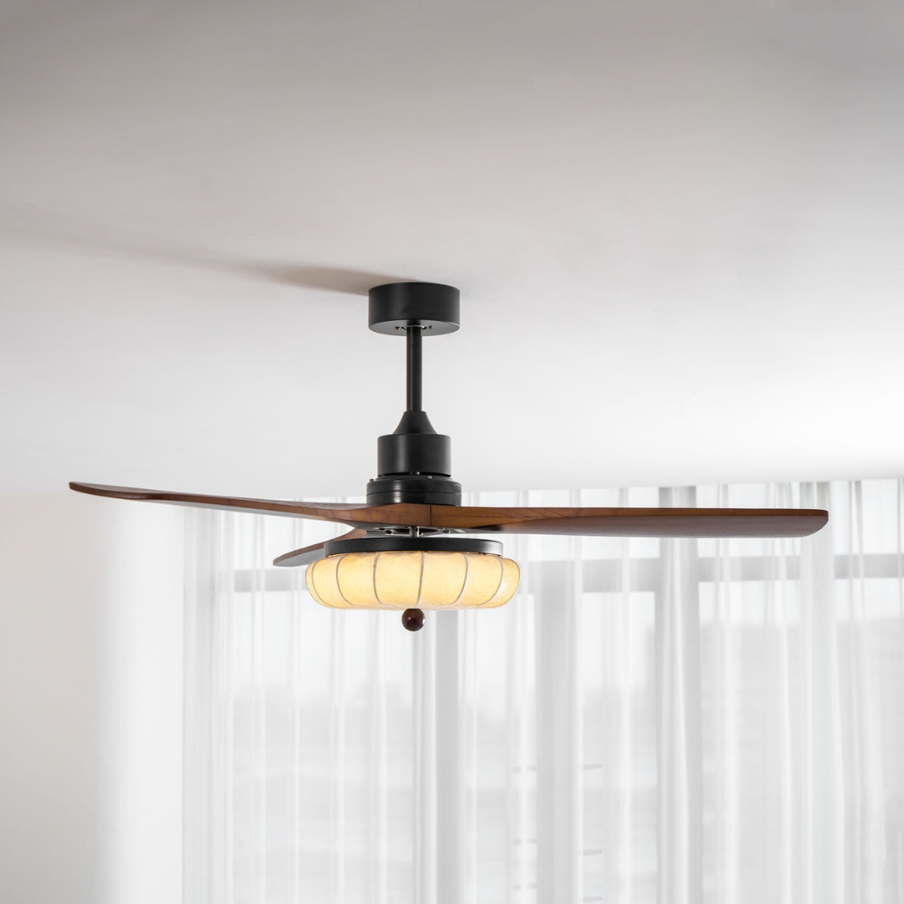 Deckenventilator mit Licht und handgefertigtem Lotus-Schirm aus Stoff – ruhiger moderner Stil
