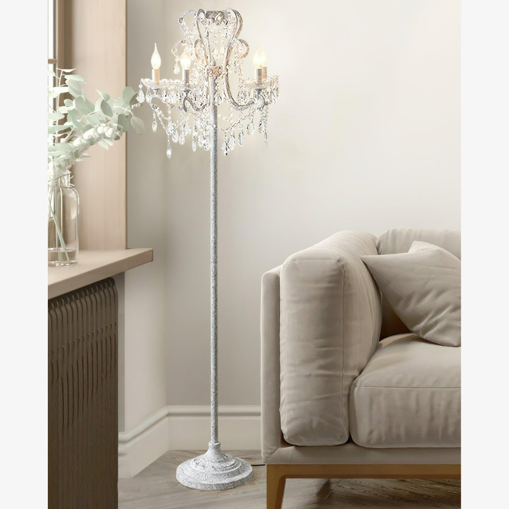 Dimmbare Stehlampe mit kunstvollem Eisenornament und facettierten Kristallsträngen