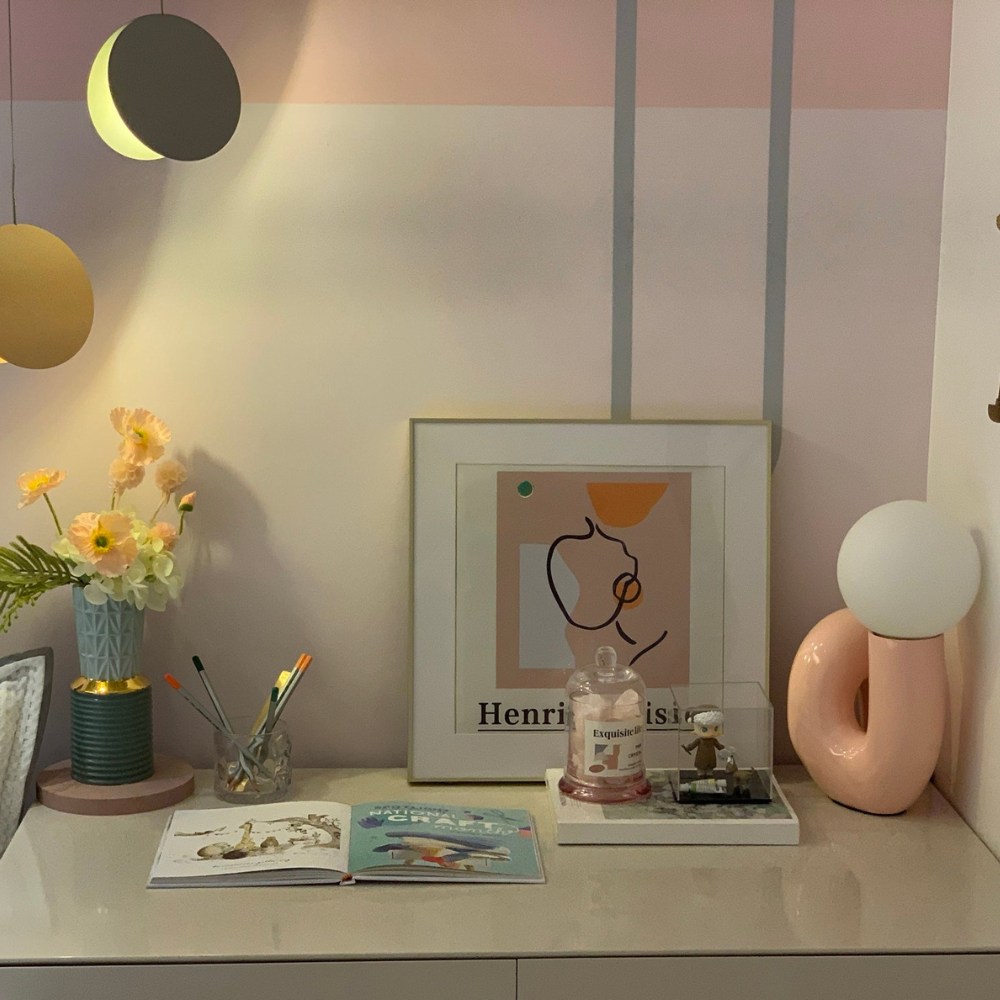 Curved Resin Accent Lamp with White Globe - Playful Contemporary Decor