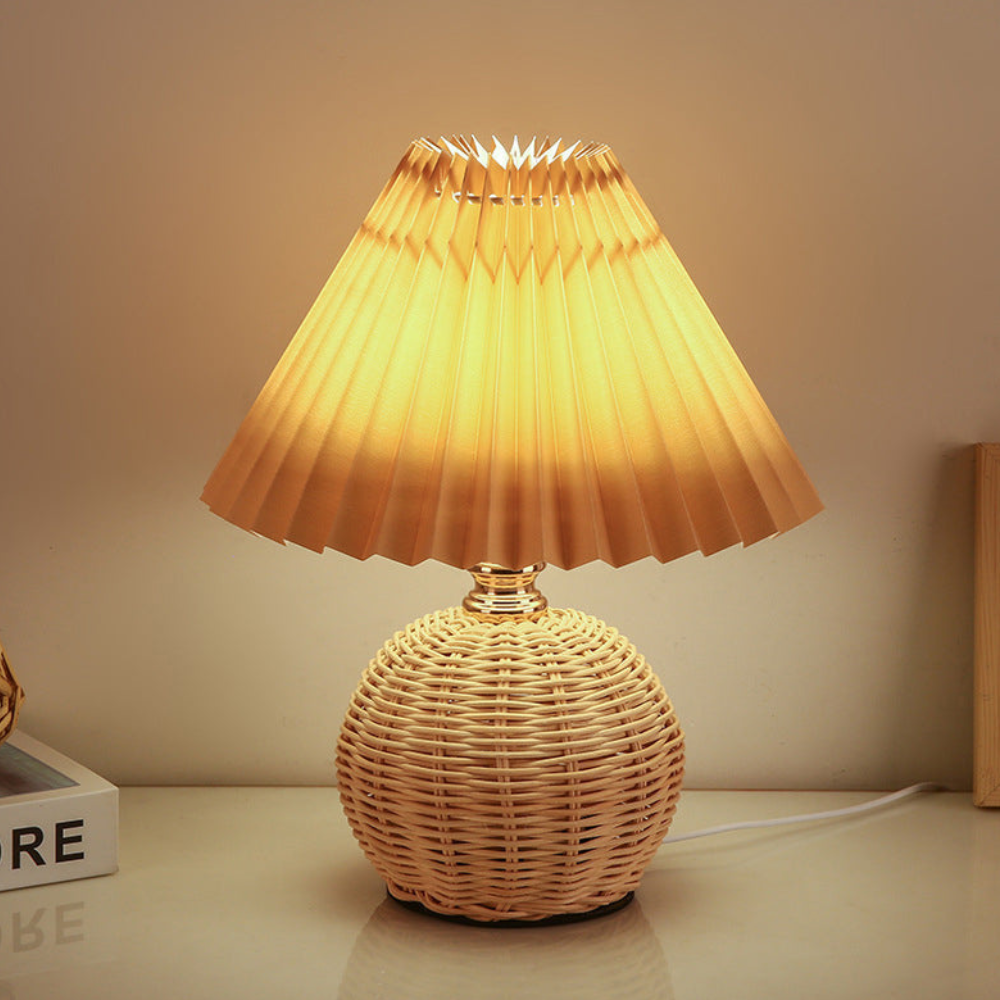 Moderne Tischlampe mit plissiertem Schirm – Nachttischlampe aus natürlichem Rattangeflecht