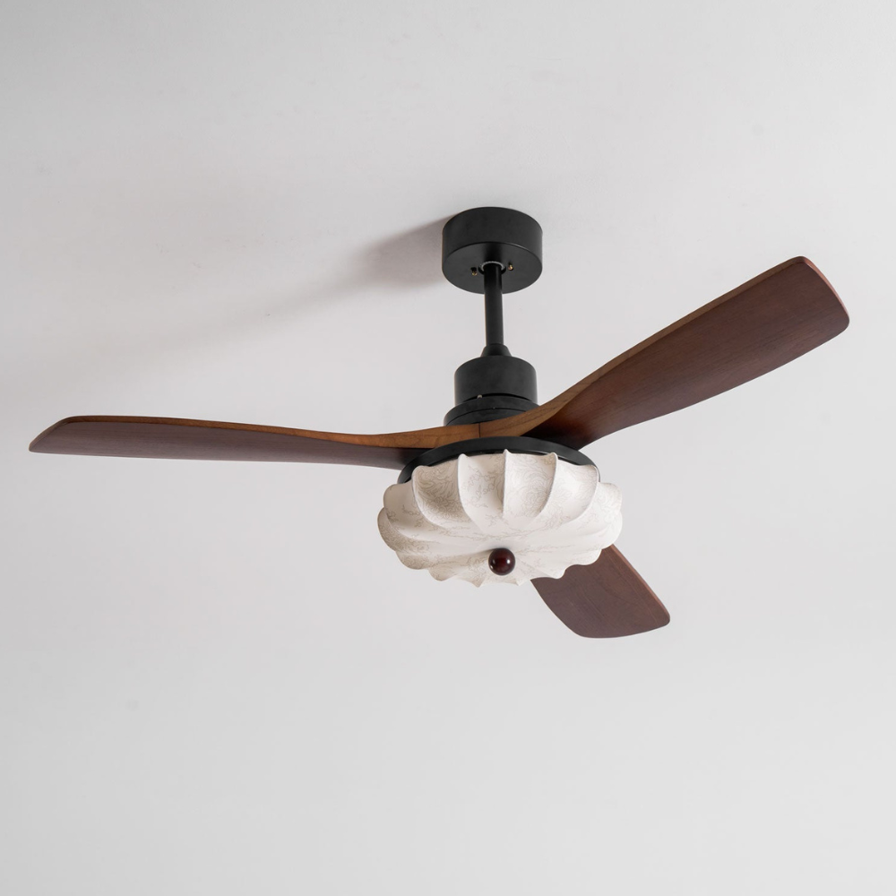 Deckenventilator mit Licht und handgefertigtem Lotus-Schirm aus Stoff – ruhiger moderner Stil