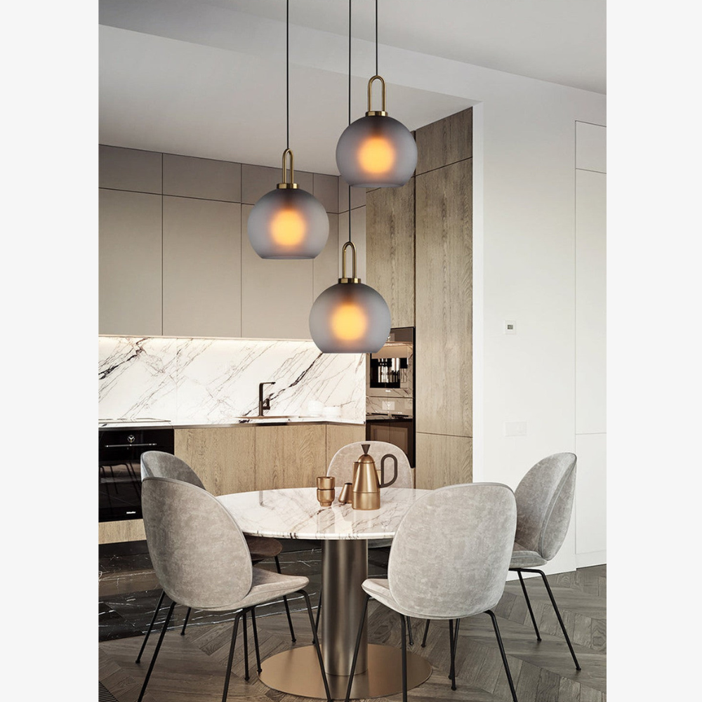 Globus- und Kapselglas-Hängeleuchte mit Messingbogen – Moderner Stil