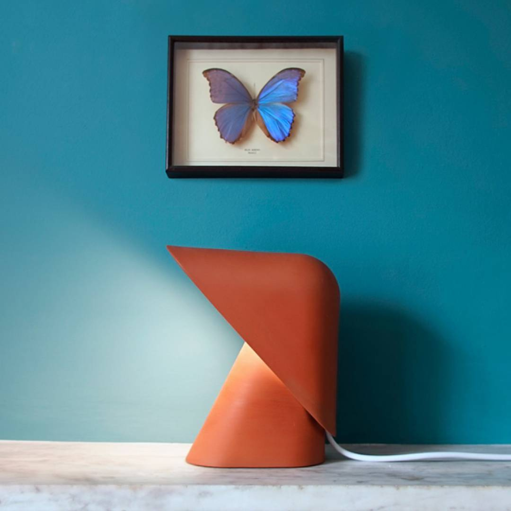 Metallschild-Tischlampe mit mattem Harzfuß – Nordische Schreibtischbeleuchtung