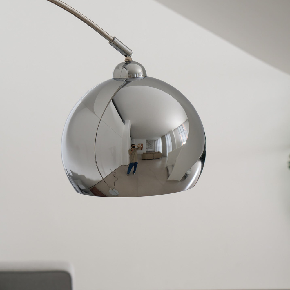Bogen-Stehlampe mit kugelförmigem Metallschirm und Edelstahlgestell