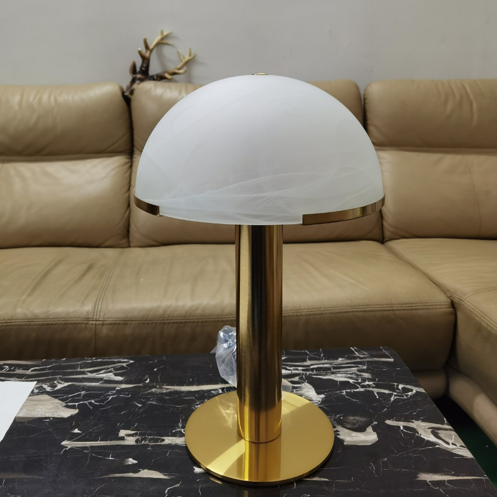 Glas- und Alabaster-Kuppeltischlampe mit Metallfuß – Mid-Century-Modern