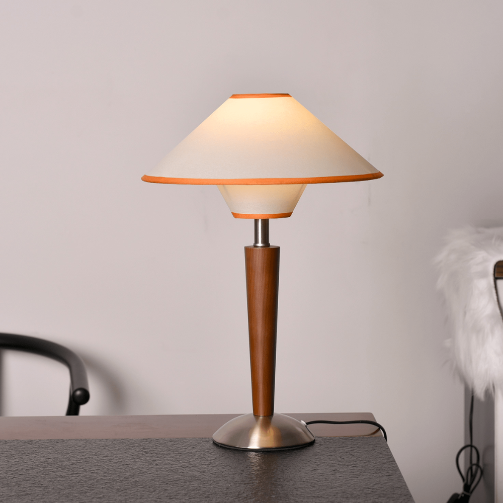 Lampe de table moderne à pied effilé du milieu du siècle avec abat-jour en tissu évasé