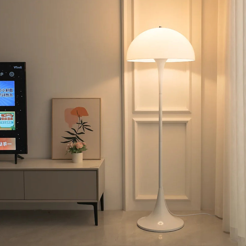 Moderne Stehlampe mit Kuppelschirm und Trompetenfuß – Skandinavischer Stil