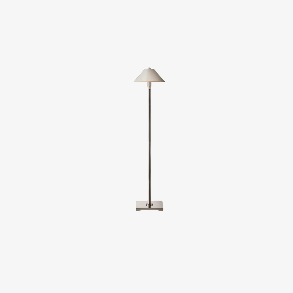 Verstellbare Stehlampe mit Metall-Schrägschirm und Rändel-Details – Architektonisch