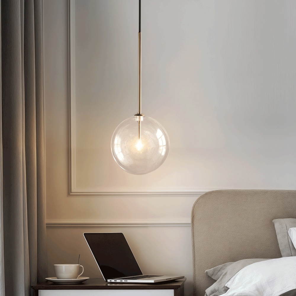 Klarer Glas-Kugelpendelleuchte mit Goldstab – Modern Skandinavisch