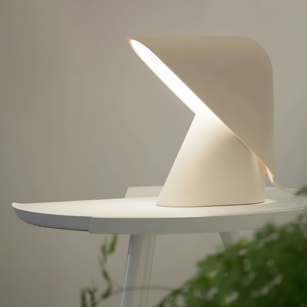 Metallschild-Tischlampe mit mattem Harzfuß – Nordische Schreibtischbeleuchtung