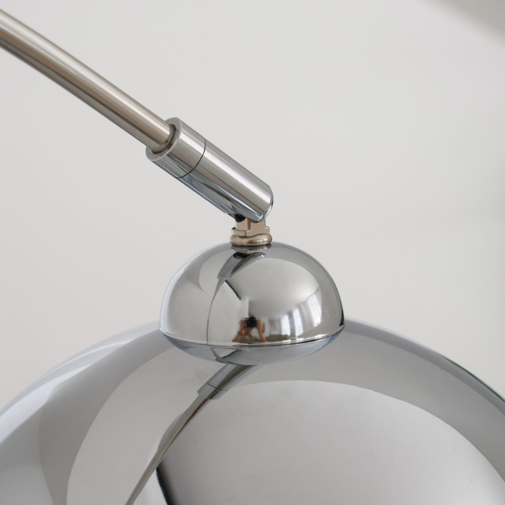 Bogen-Stehlampe mit kugelförmigem Metallschirm und Edelstahlgestell