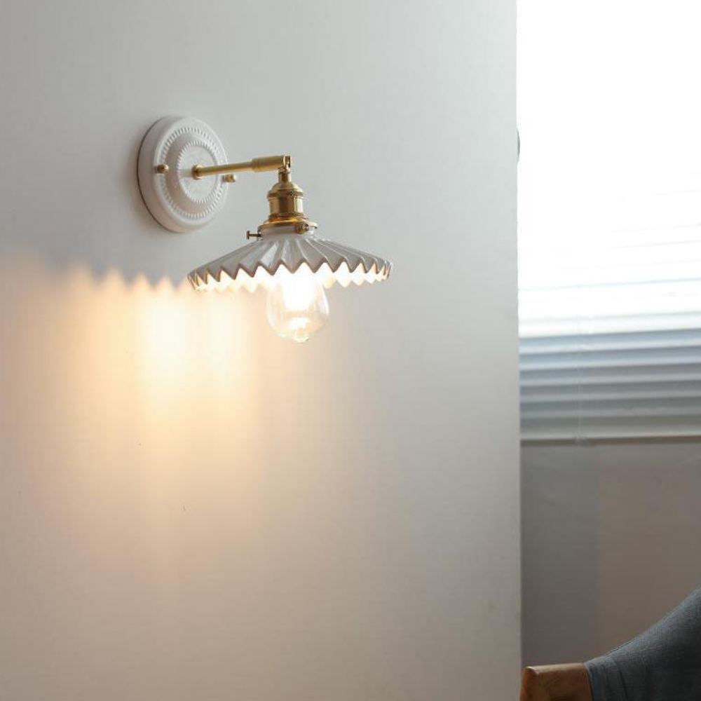 Moderne handgefertigte Keramik-Wandlampe – Japanischer Messing-Wandstrahler