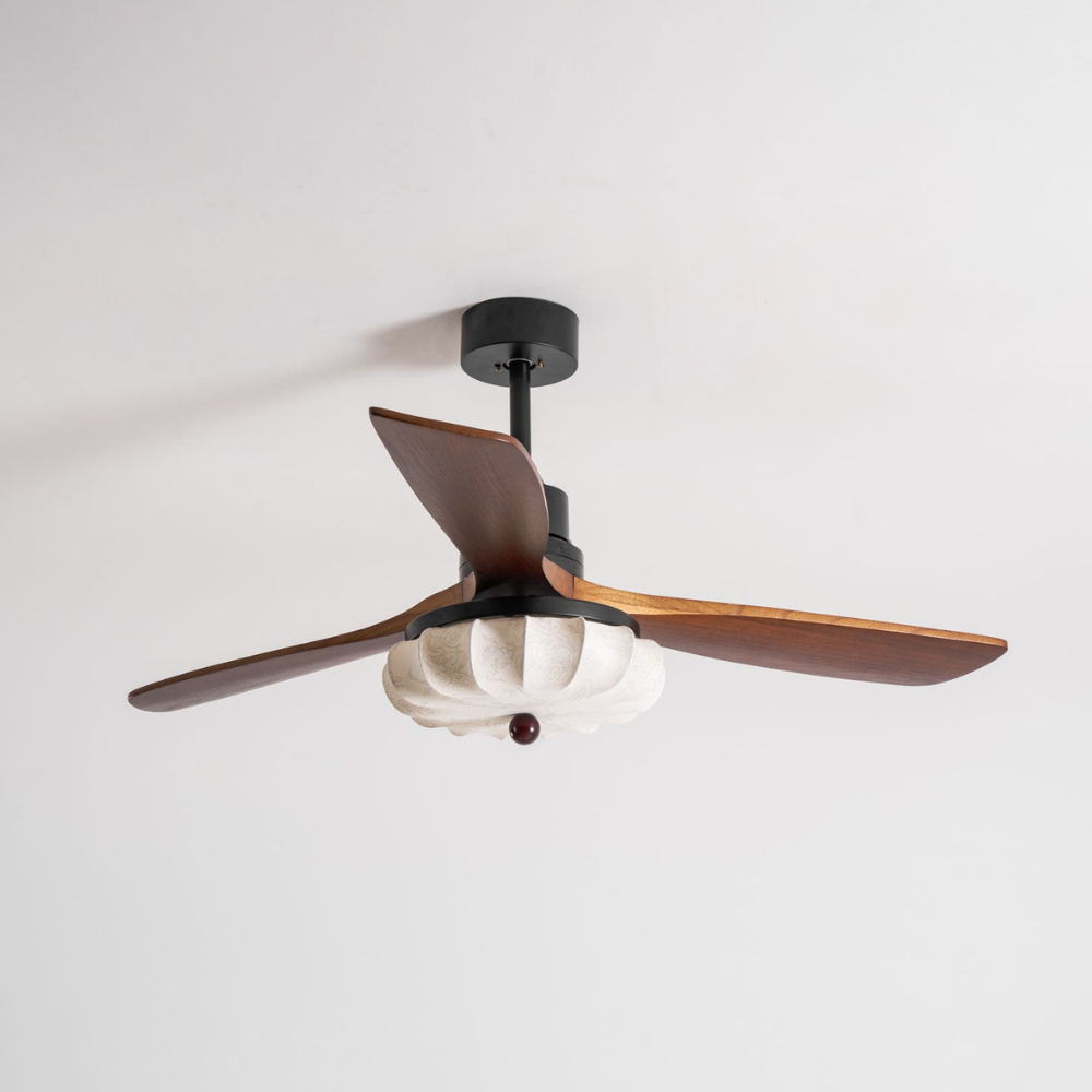 Deckenventilator mit Licht und handgefertigtem Lotus-Schirm aus Stoff – ruhiger moderner Stil