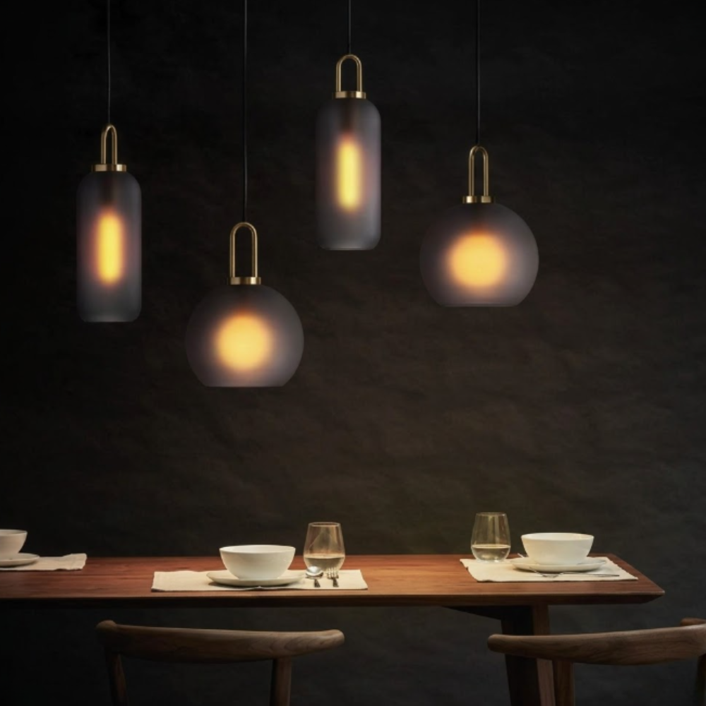 Globus- und Kapselglas-Hängeleuchte mit Messingbogen – Moderner Stil