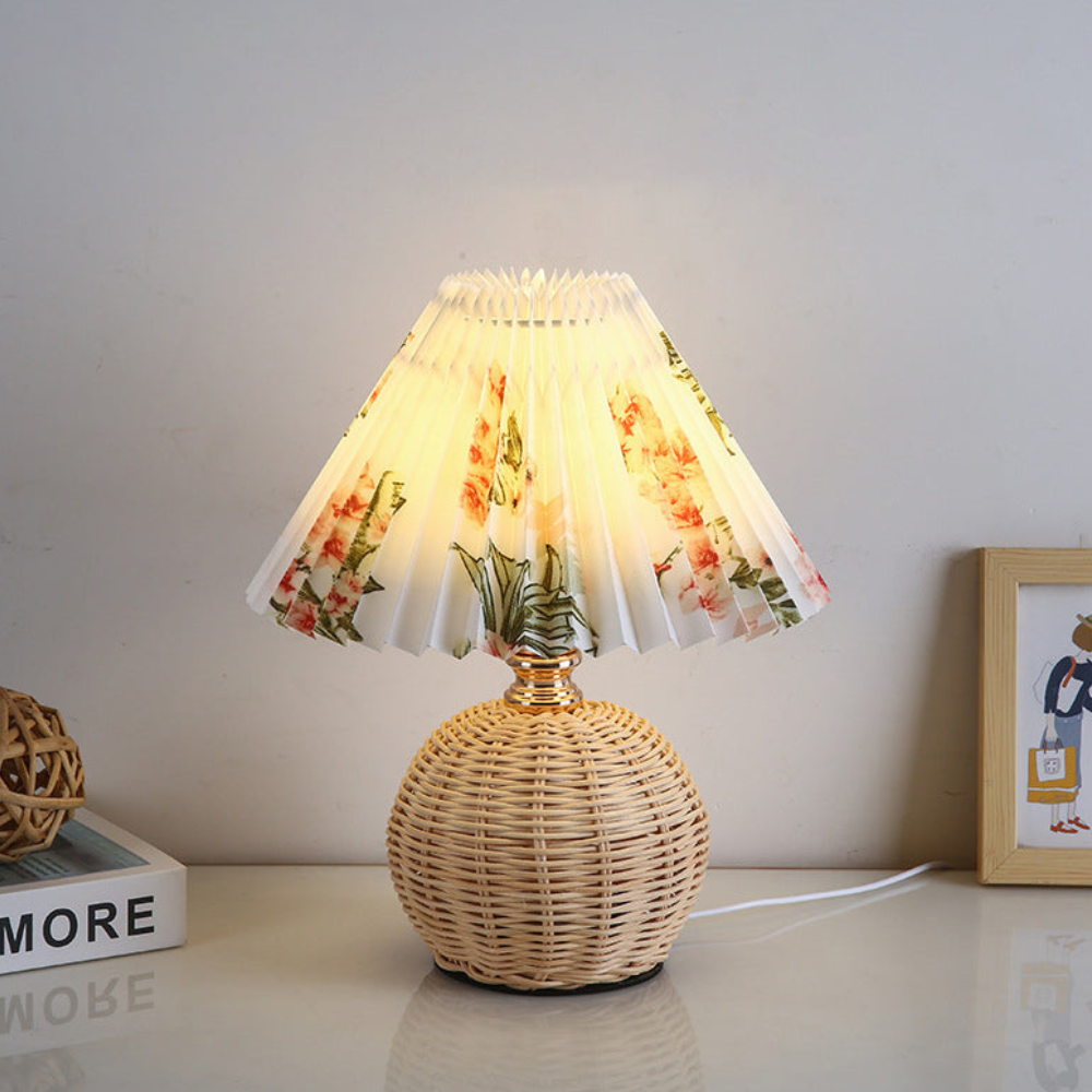 Moderne Tischlampe mit plissiertem Schirm – Nachttischlampe aus natürlichem Rattangeflecht