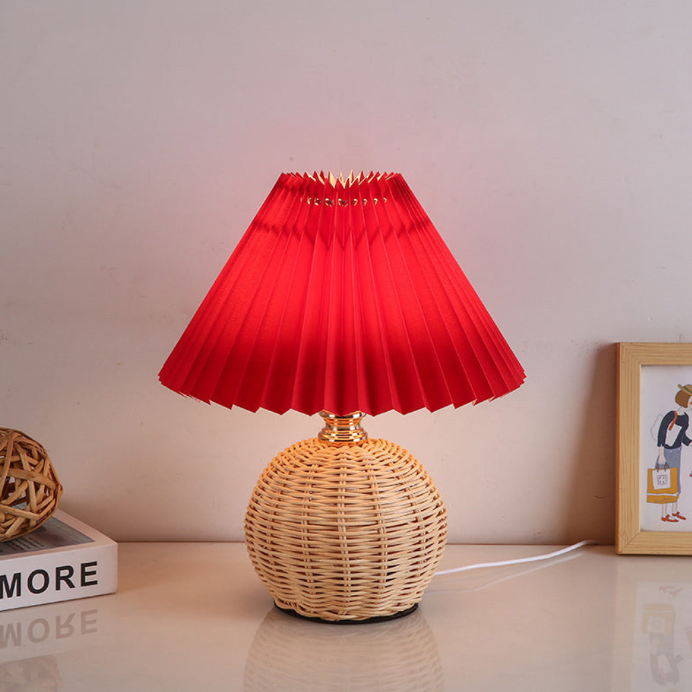 Moderne Tischlampe mit plissiertem Schirm – Nachttischlampe aus natürlichem Rattangeflecht