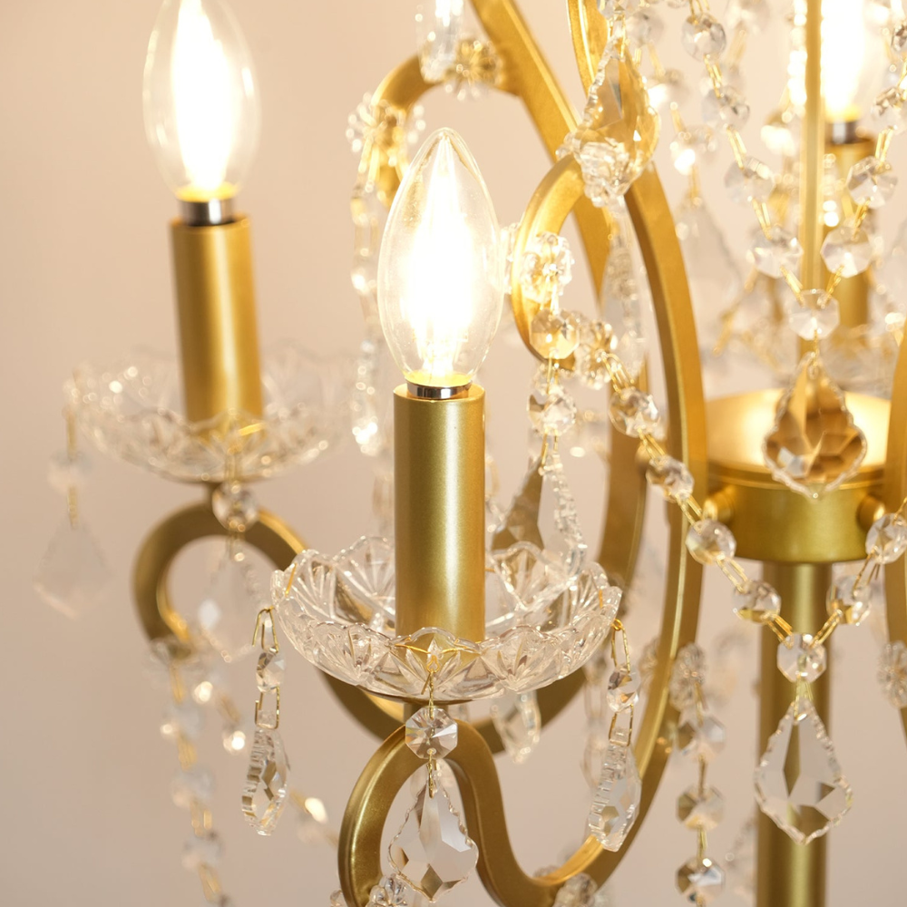 Dimmbare Stehlampe mit kunstvollem Eisenornament und facettierten Kristallsträngen