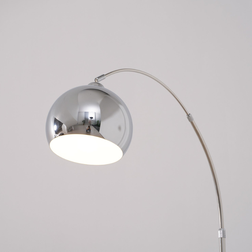 Bogen-Stehlampe mit kugelförmigem Metallschirm und Edelstahlgestell