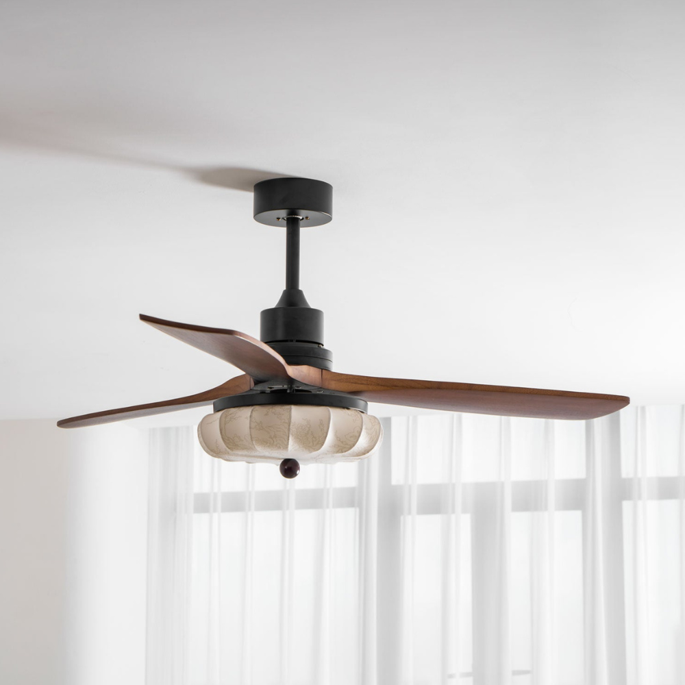 Deckenventilator mit Licht und handgefertigtem Lotus-Schirm aus Stoff – ruhiger moderner Stil