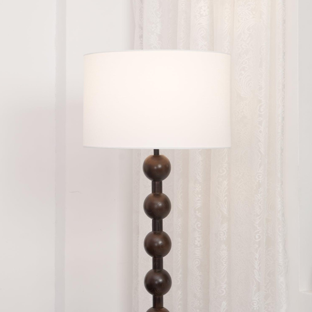Stehlampe mit gestapelten Holz-Kugeln und Stoffschirm in Trommelform