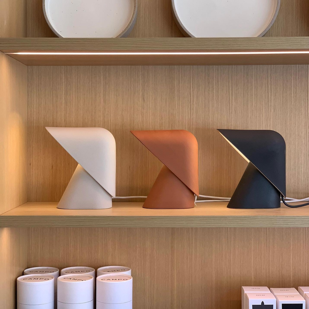 Metallschild-Tischlampe mit mattem Harzfuß – Nordische Schreibtischbeleuchtung